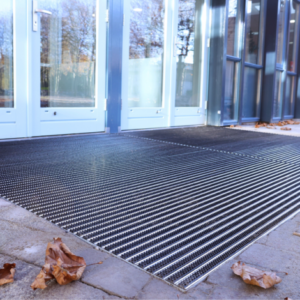 Borstelmat in het straatwerk