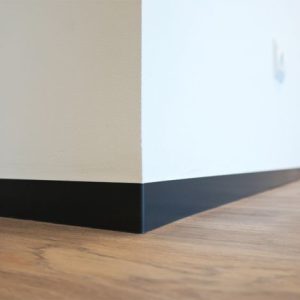 vooraf gelakte aluminiun plinten