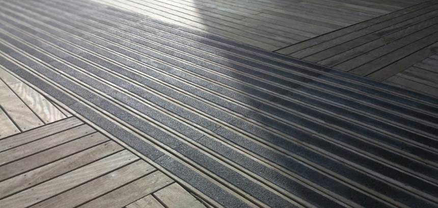 Een veilige en comfortabele buitenruimte met antislip vlonderplanken