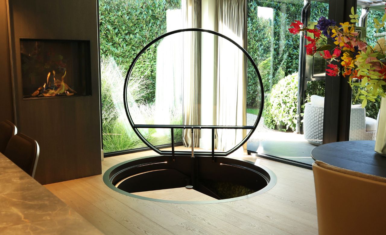 Trappe de visite électrifié, finition en verre transparent ou en bois