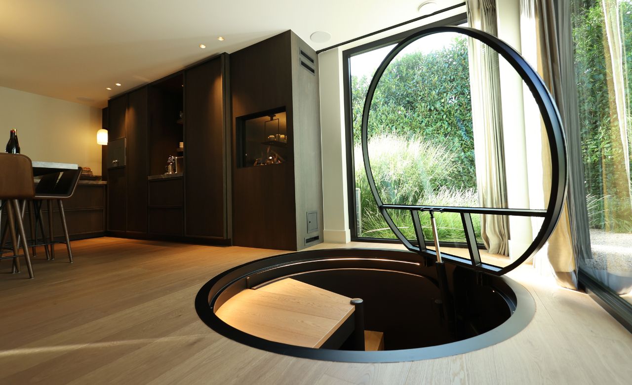 Trappe de visite électrifié, finition en verre transparent ou en bois