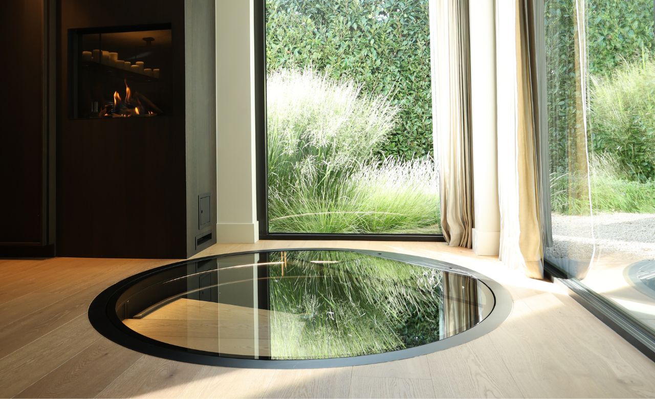 Trappe de visite électrifié, finition en verre transparent ou en bois