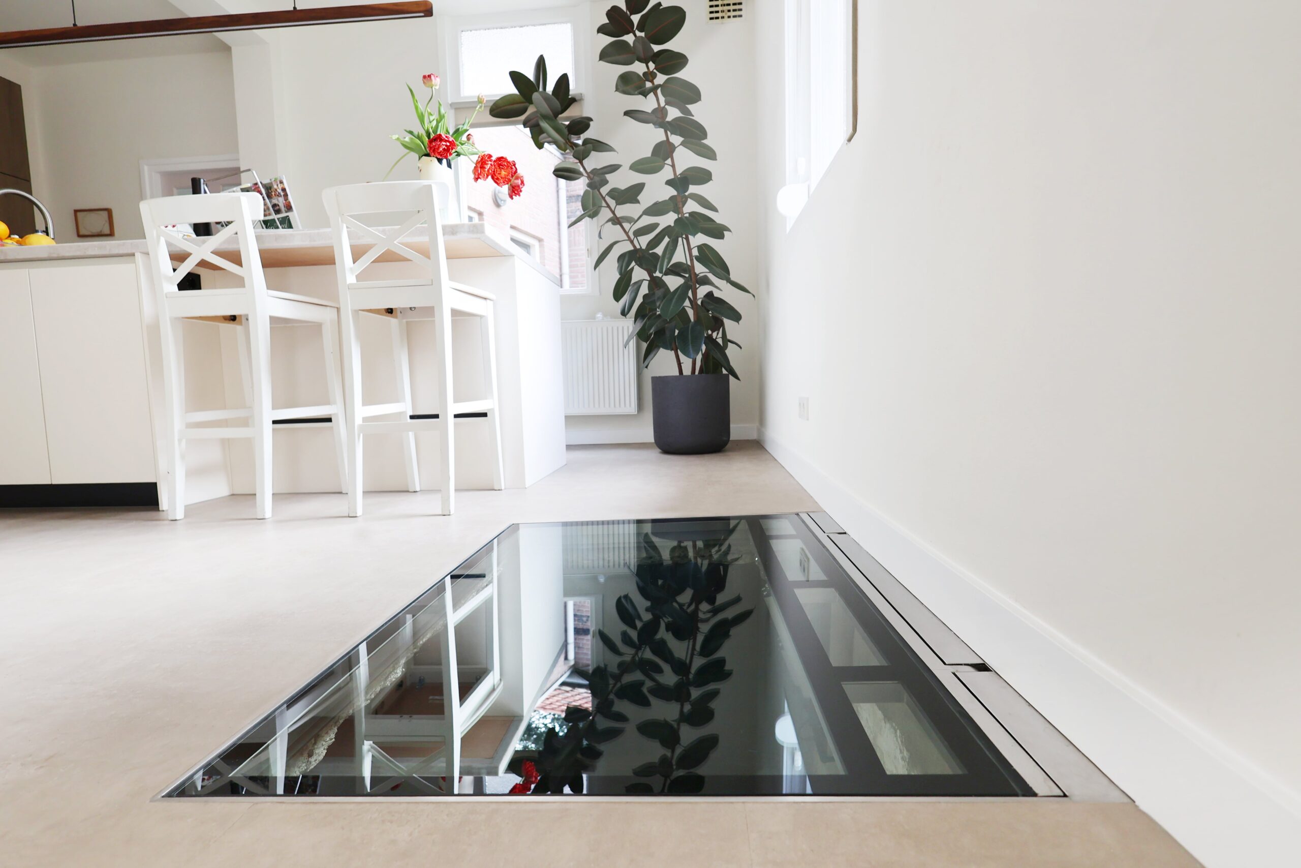 Trappe de visite électrifié, finition en verre transparent ou en bois