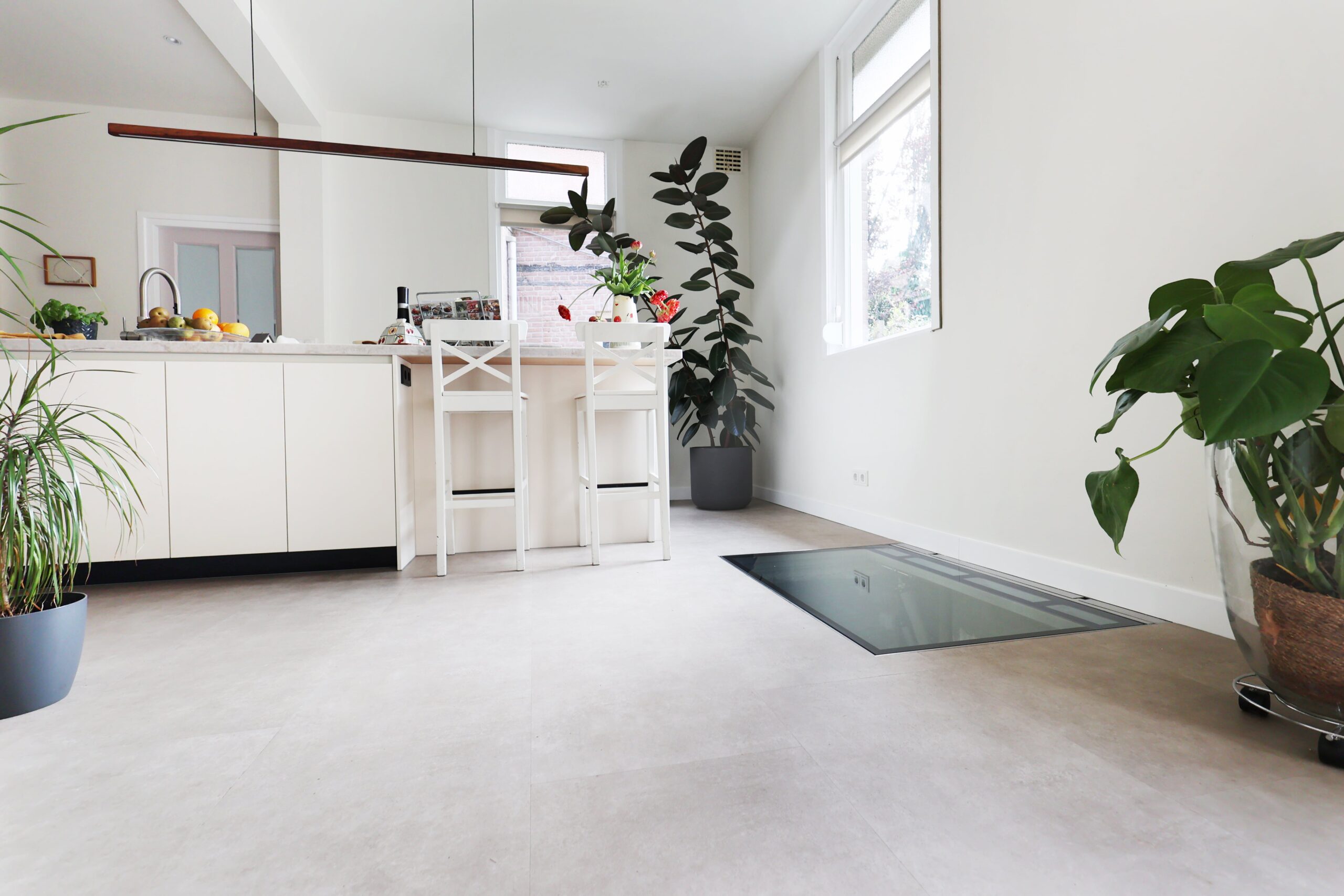 Trappe de visite électrifié, finition en verre transparent ou en bois