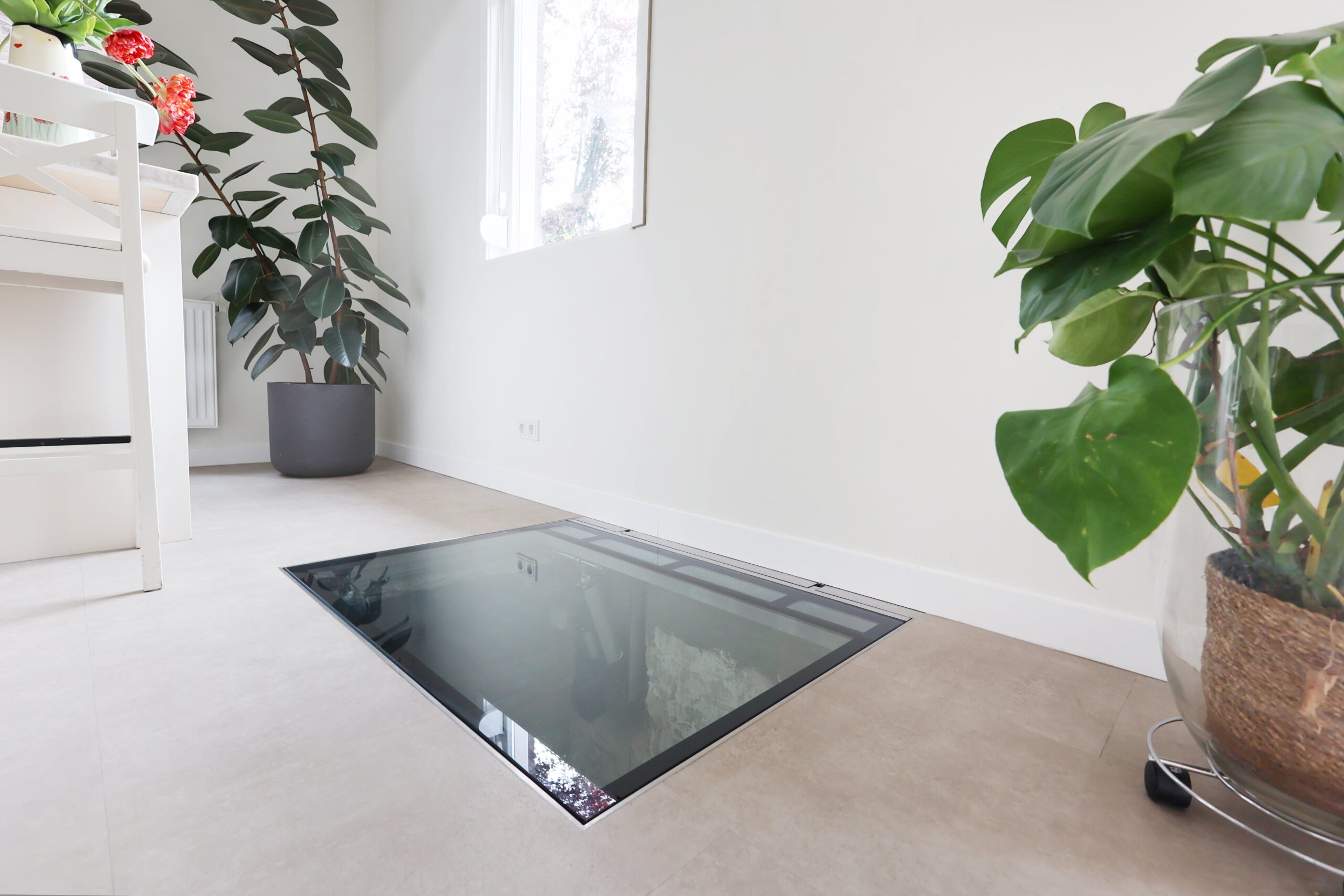 Trappe de visite électrifié, finition en verre transparent ou en bois