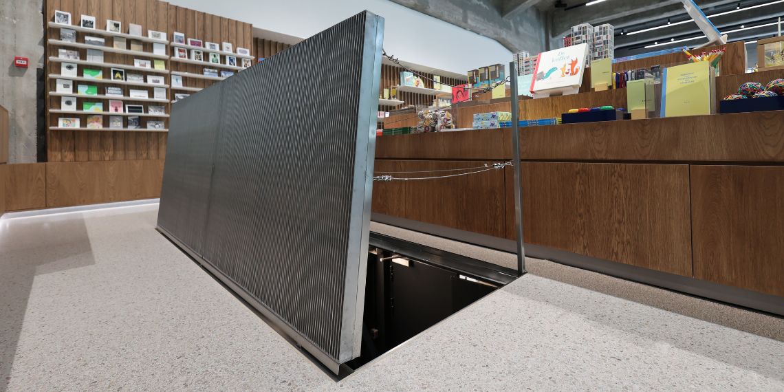 Trappe de visite électrifié, finition en verre transparent ou en bois