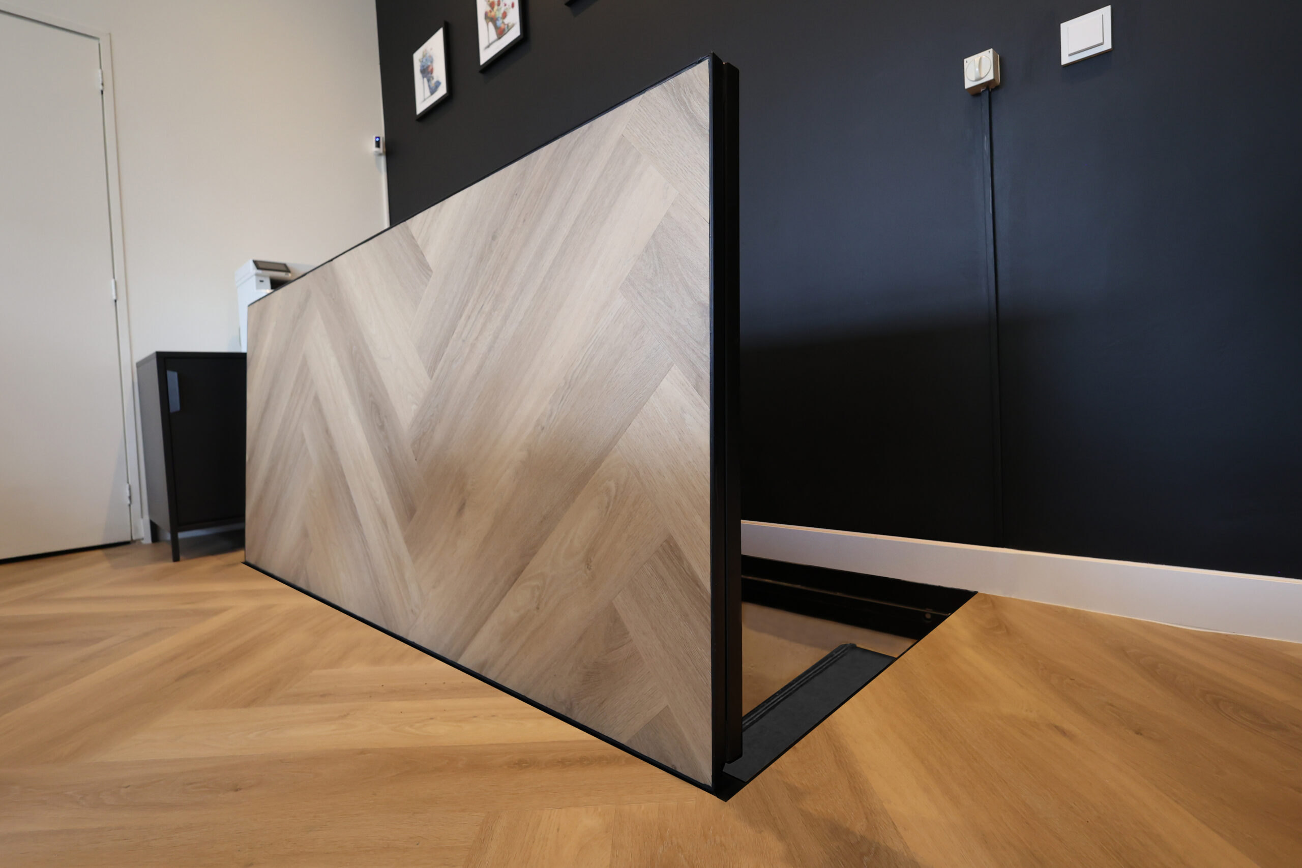 Trappe de visite électrifié, finition en verre transparent ou en bois