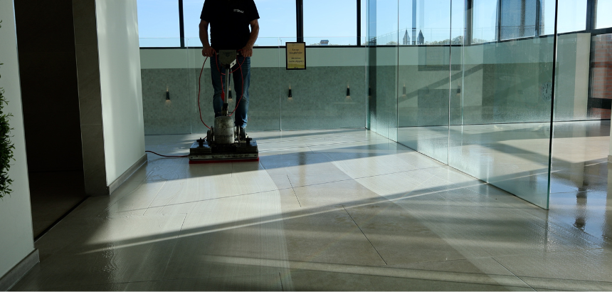 Wat te doen tegen gladde tegels?